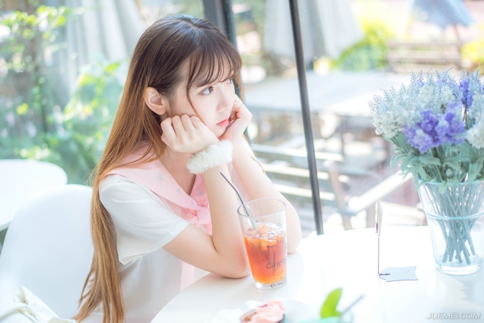 “不行，今日我一定要见到主公！”刘璝冷哼一声，厉声喝道，说着就要往里闯，几名守卫不依，双方在刺史府外纠缠在一起。